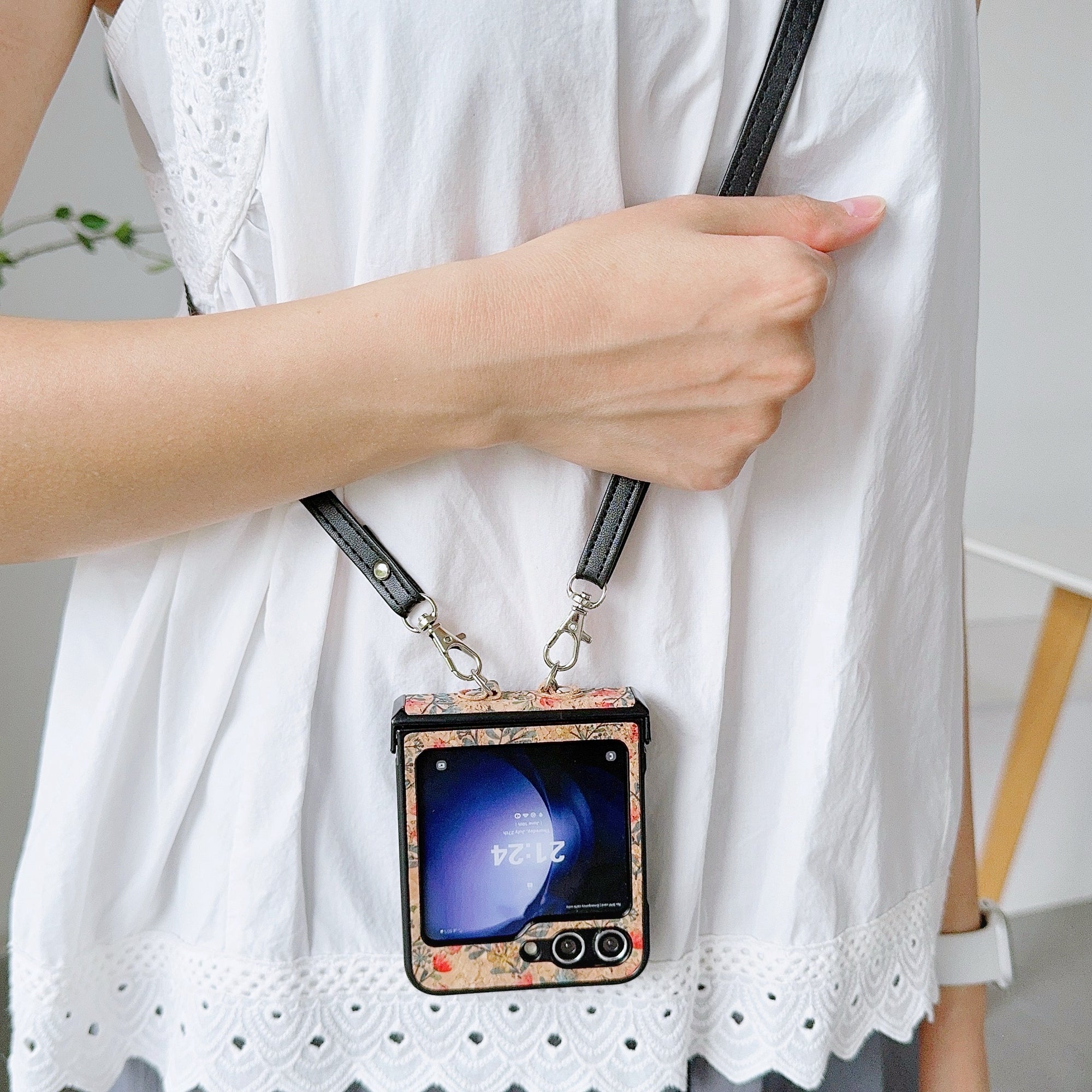 For Samsung Galaxy Z Flip6 5G Floral Pattern PU Leather Coated PC Phone Cover with Crossbody Strap - Small Flower For Samsung Galaxy Z Flip6 5G Floral Pattern PU Leather Coated PC Phone Cover with Crossbody Strap - Small Flower